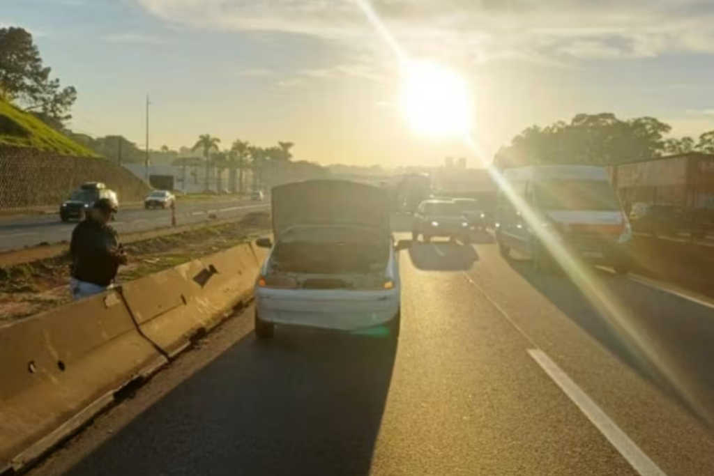 Pane mecânica em veículo causou 3 km de congestionamento na Rodovia Presidente Dutra, em São José dos Campos.