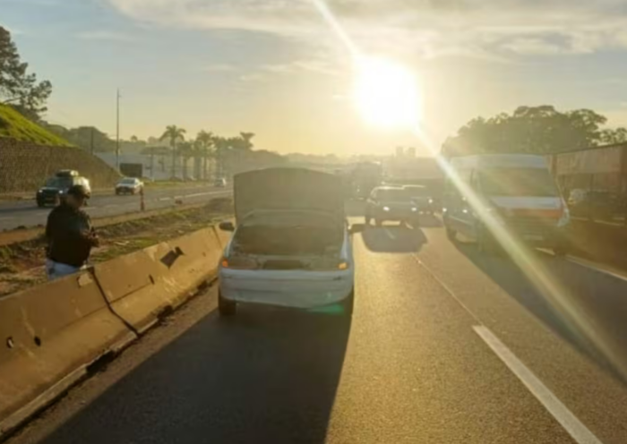 Pane mecânica em veículo causou 3 km de congestionamento na Rodovia Presidente Dutra, em São José dos Campos.