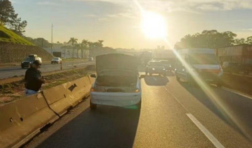 Pane mecânica em veículo causou 3 km de congestionamento na Rodovia Presidente Dutra, em São José dos Campos.