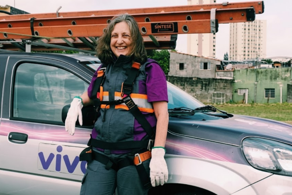 Vivo abre vagas de emprego para técnicos em São José dos Campos, com oportunidades em fibra óptica, atendimento e vaga para mulheres.