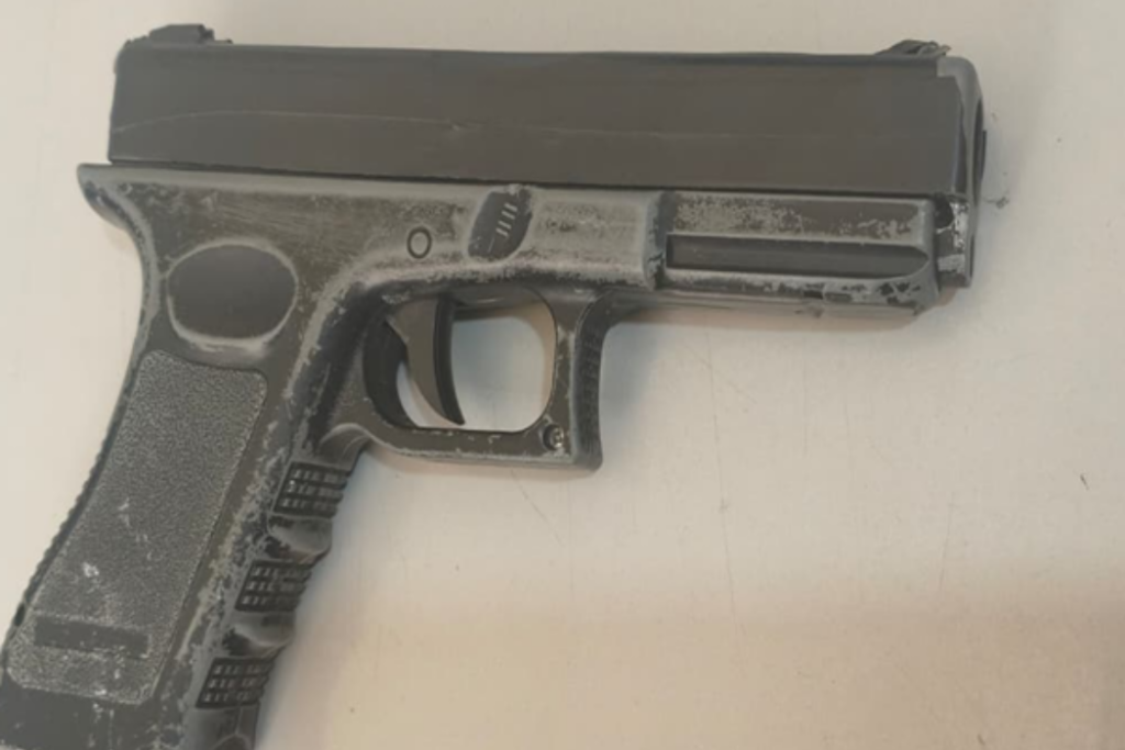 Polícia Militar prende homem e mulher com mandados de prisão temporária em Cunha e apreende simulacro de arma durante a ocorrência.