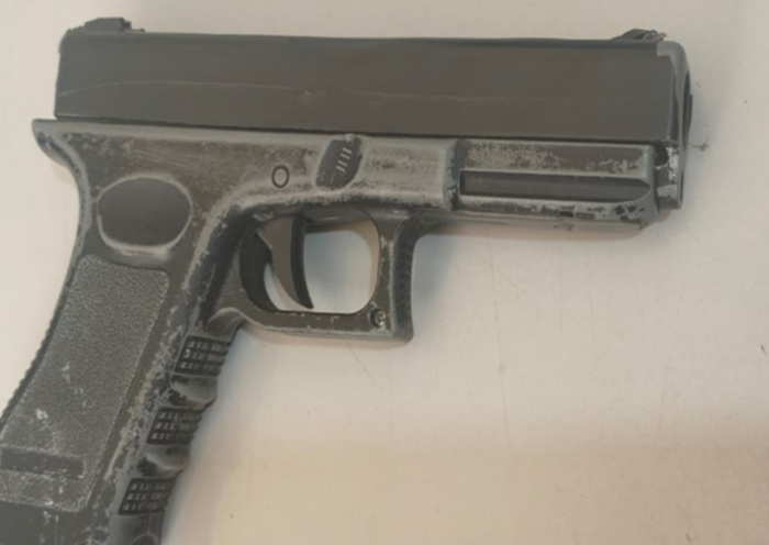 Polícia Militar prende homem e mulher com mandados de prisão temporária em Cunha e apreende simulacro de arma durante a ocorrência.