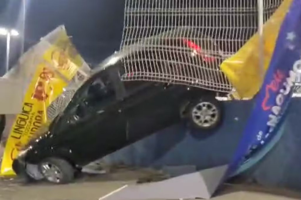 Carro avança contra grade de supermercado e fica pendurado em estacionamento no bairro Vista Verde, em São José dos Campos.