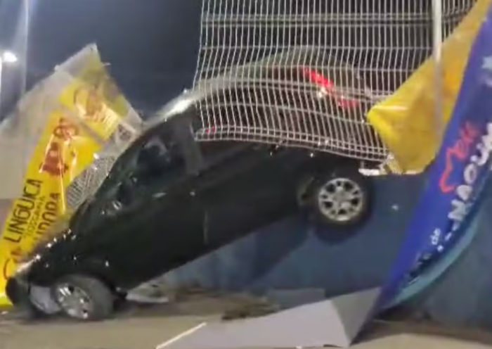 Carro avança contra grade de supermercado e fica pendurado em estacionamento no bairro Vista Verde, em São José dos Campos.