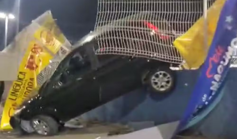 Carro avança contra grade de supermercado e fica pendurado em estacionamento no bairro Vista Verde, em São José dos Campos.