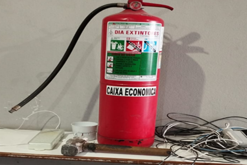 Homem é preso em Jacareí após tentativa de furto de fios de cobre em imóvel em reforma no bairro Jardim Beira Rio. Caso ocorreu na madrugada.