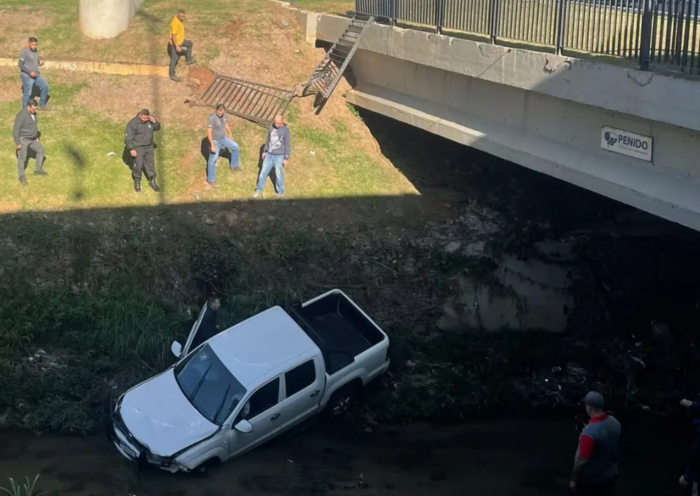 Caminhonete cai no Córrego Vidoca, em São José dos Campos, após motorista perder o controle da direção. Condutor foi retirado do veículo.