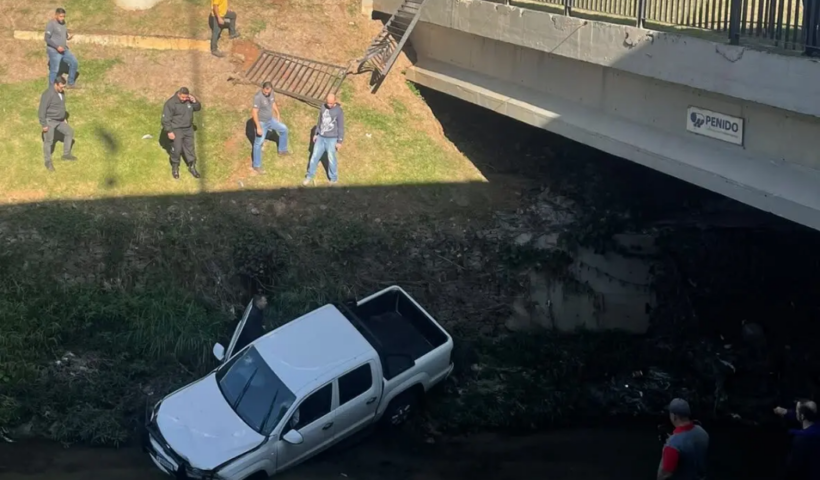 Caminhonete cai no Córrego Vidoca, em São José dos Campos, após motorista perder o controle da direção. Condutor foi retirado do veículo.