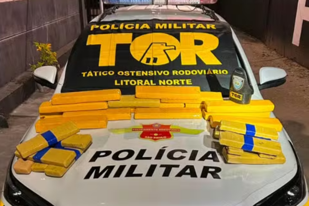 Homem é preso com mais de 30 kg de maconha escondidos em um fundo falso de carro na Rodovia Oswaldo Cruz, em Ubatuba.