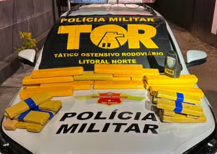 Homem é preso com mais de 30 kg de maconha escondidos em um fundo falso de carro na Rodovia Oswaldo Cruz, em Ubatuba.
