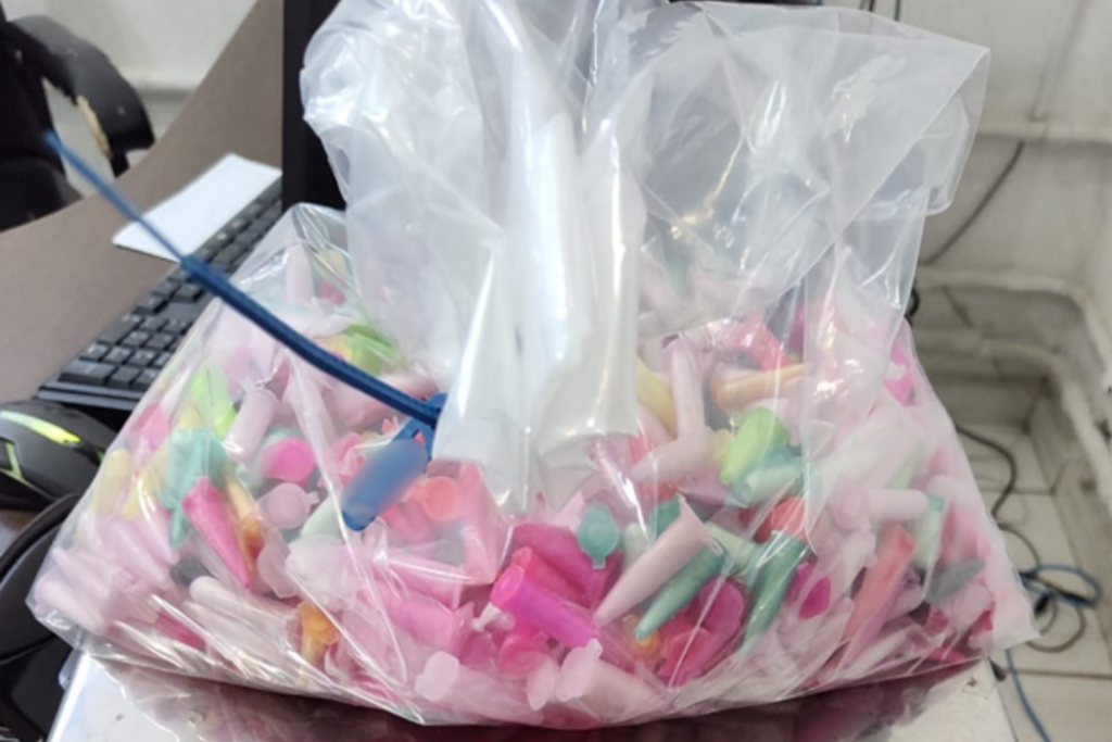 Polícia Militar apreende mais de 2 mil porções de drogas, incluindo cocaína, maconha e crack, durante patrulhamento em área de mata.
