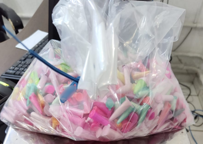 Polícia Militar apreende mais de 2 mil porções de drogas, incluindo cocaína, maconha e crack, durante patrulhamento em área de mata.