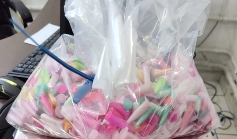 Polícia Militar apreende mais de 2 mil porções de drogas, incluindo cocaína, maconha e crack, durante patrulhamento em área de mata.