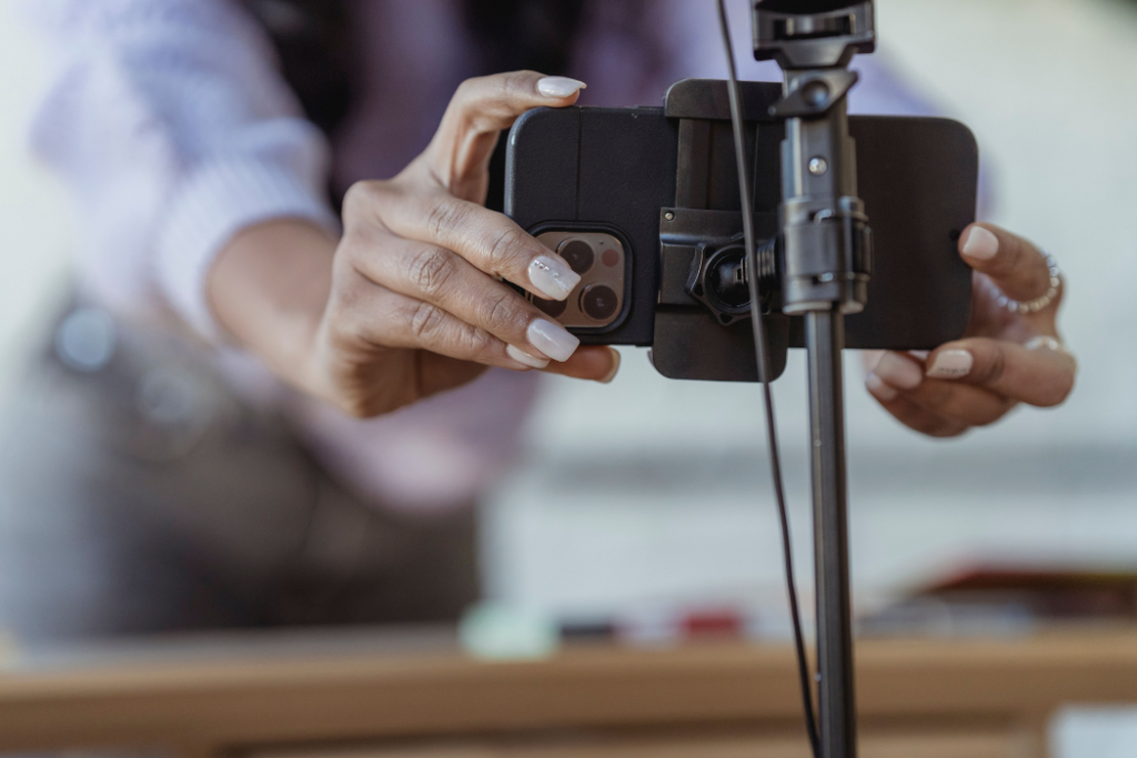 Oficina gratuita no Cine Santana vai ensinar produção audiovisual com celular em São José dos Campos. Veja como participar.