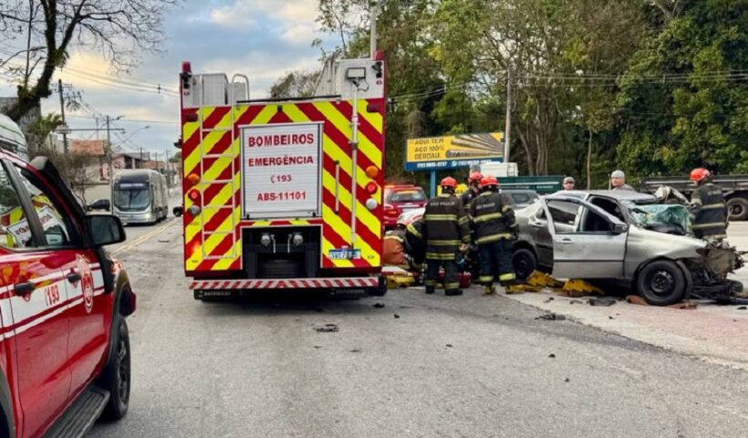 Acidente entre carro e ônibus deixa 2 feridos em São José dos Campos
