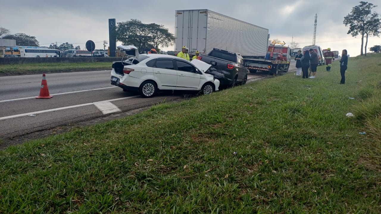 Engavetamento na Dutra, em São José dos Campos