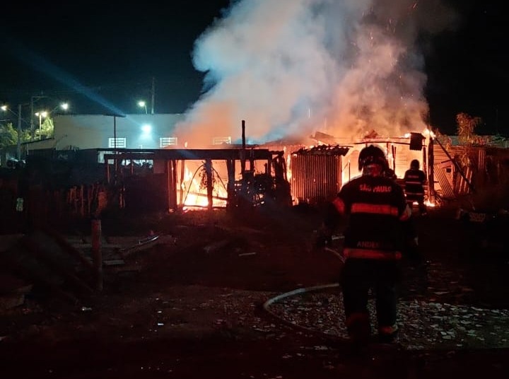 As casas de madeira já estavam completamente tomadas pelas chamas quando os Bombeiros chegaram ao local