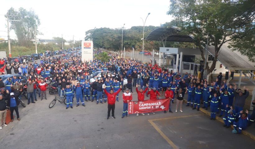 Trabalhadores da Novelis fazem paralisação por campanha salarial em Pinda
