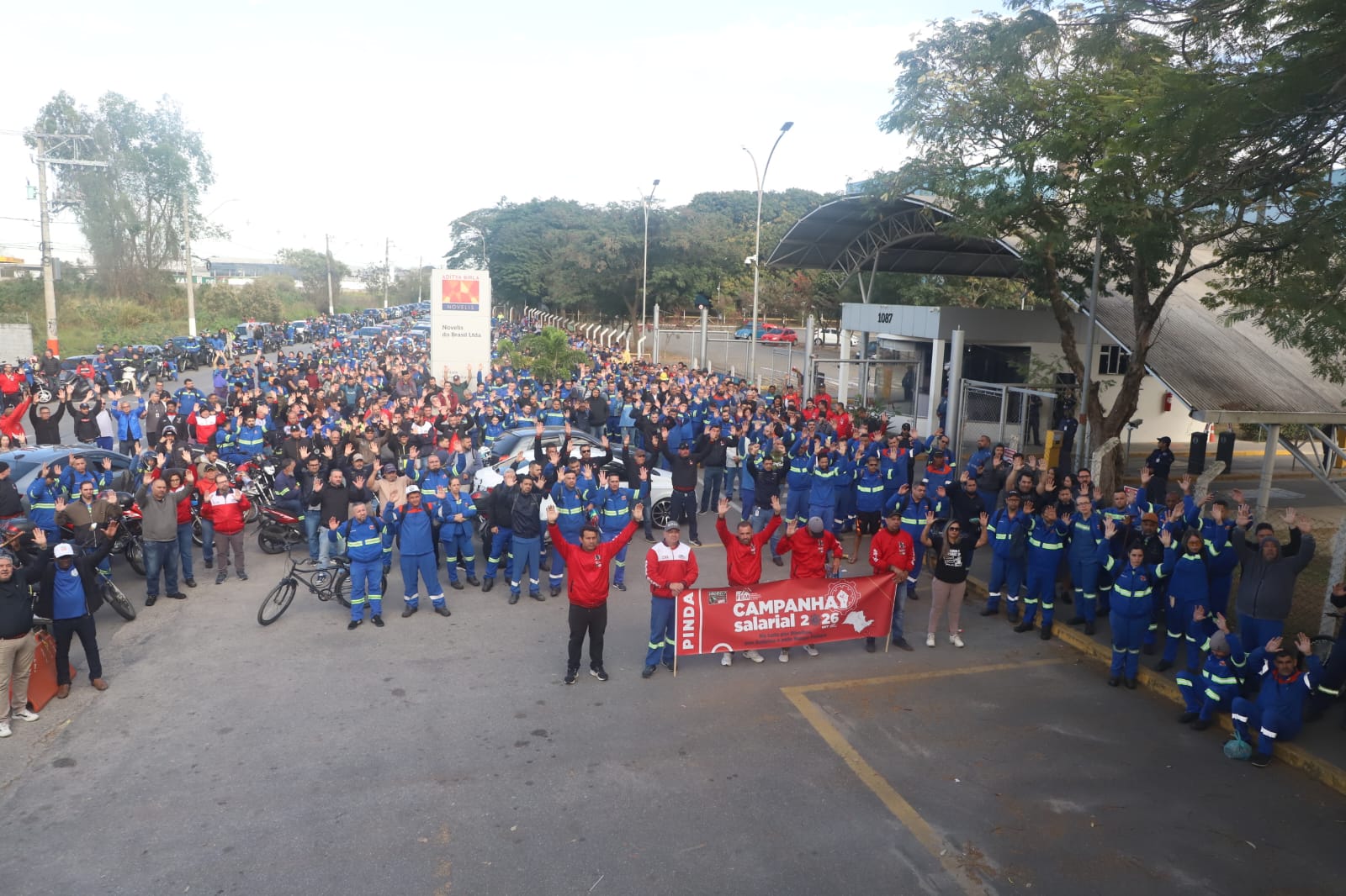Trabalhadores da Novelis fazem paralisação por campanha salarial em Pinda