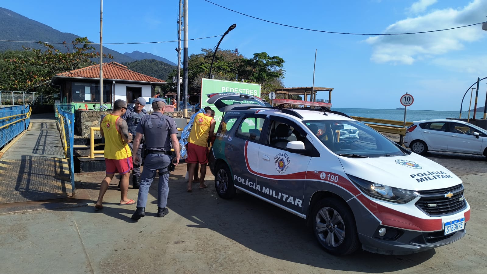 O homem estaria envolvido na tentativa de furto de peças de carne em um comércio local. Ele correu em direção ao mar e acabou se afogando.