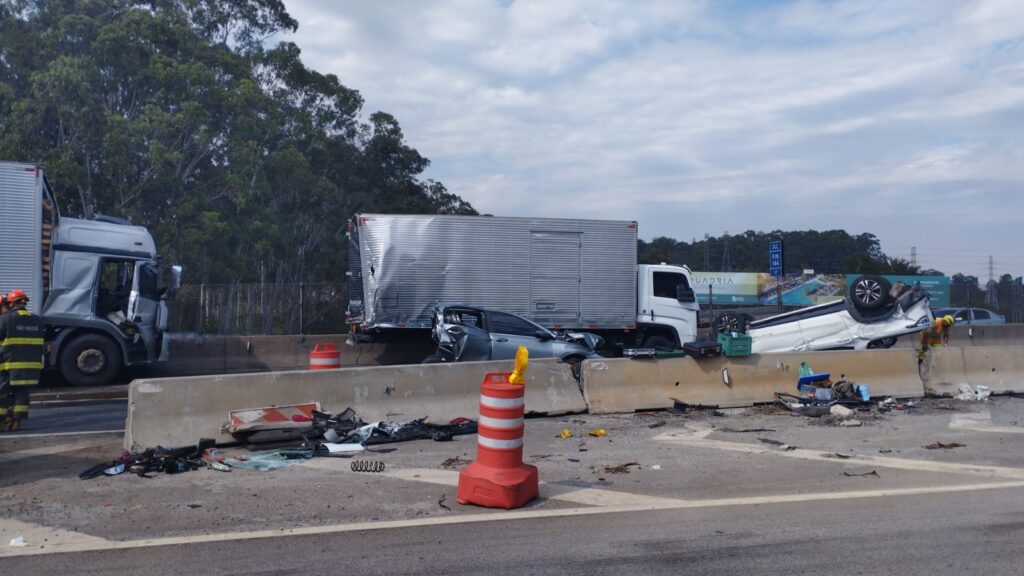 Grave acidente entre carros e caminhão interdita a Via Dutra, em São José dos Campos