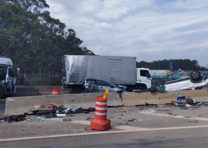 Grave acidente entre carros e caminhão interdita a Via Dutra, em São José dos Campos