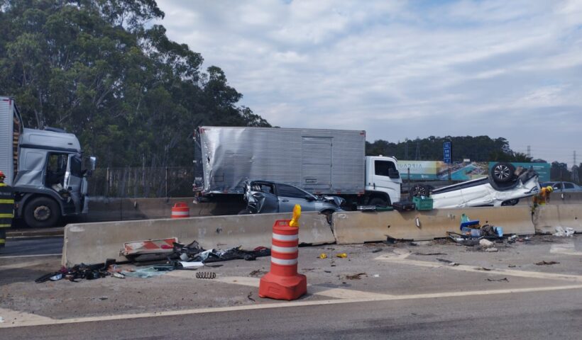 Grave acidente entre carros e caminhão interdita a Via Dutra, em São José dos Campos