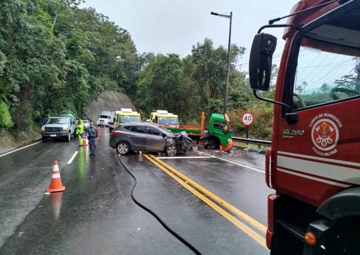 Colisão entre carro e caminhão deixa 3 feridos na SP-055, em Caraguatatuba