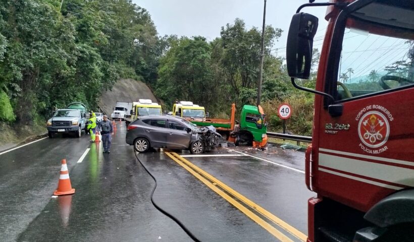 Colisão entre carro e caminhão deixa 3 feridos na SP-055, em Caraguatatuba