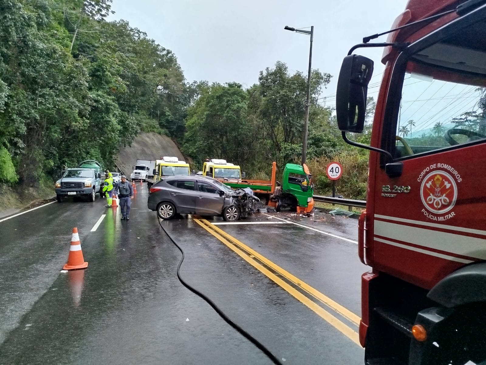 Colisão entre carro e caminhão deixa 3 feridos na SP-055, em Caraguatatuba