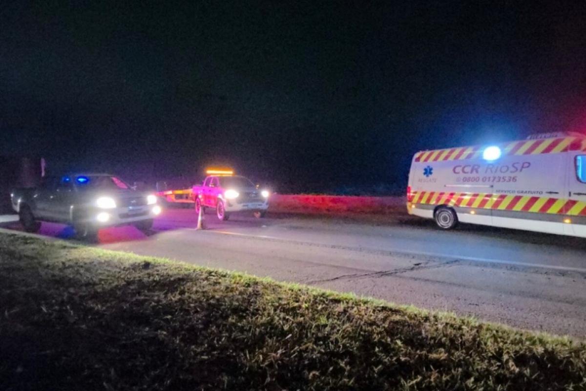 A colisão frontal interditou inicialmente todas as faixas da pista. O acidente aconteceu na altura do km 154 na pista sentido SP.