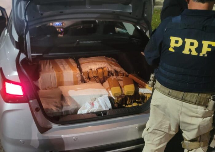 Além dos 149 quilos de maconha, foram apreendidos três celulares e o automóvel utilizado no transporte da droga