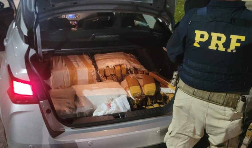 Além dos 149 quilos de maconha, foram apreendidos três celulares e o automóvel utilizado no transporte da droga