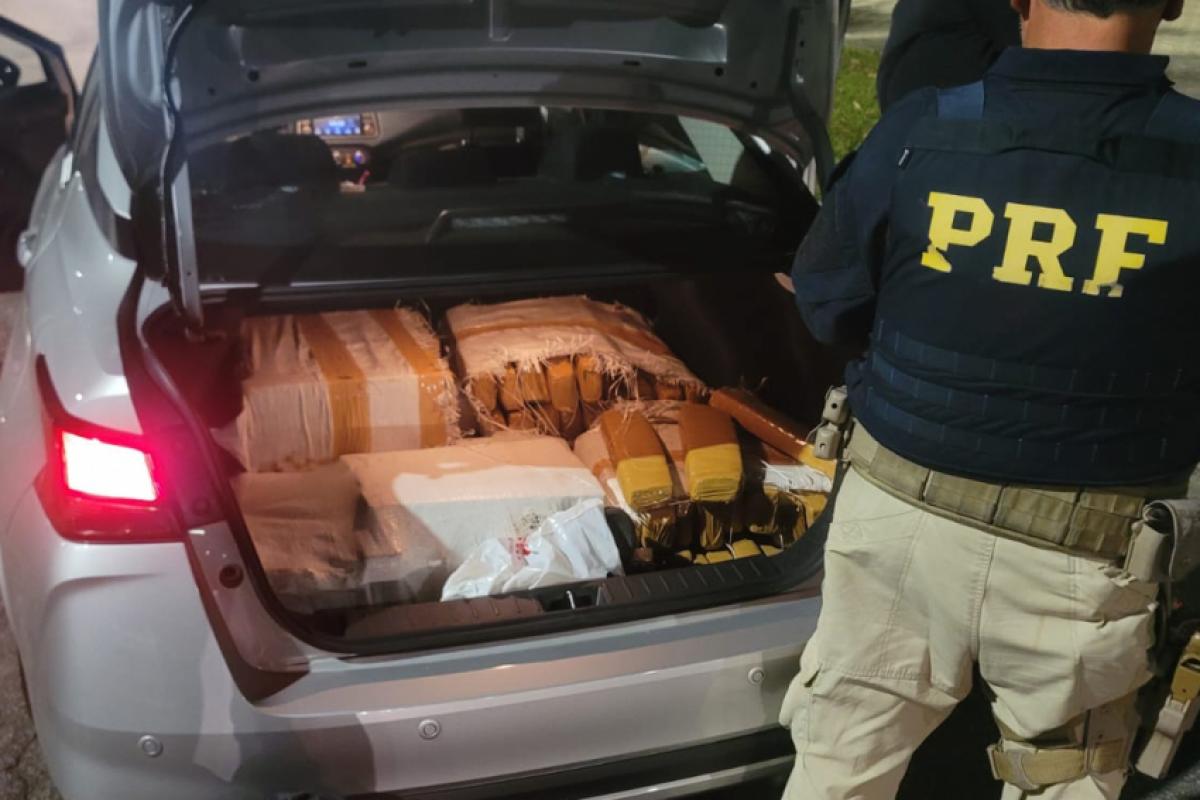 Além dos 149 quilos de maconha, foram apreendidos três celulares e o automóvel utilizado no transporte da droga