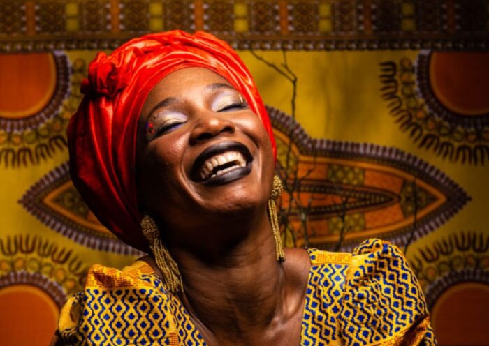 Fanta Konatê leva show, dança, percussão e culinária africana a Taubaté