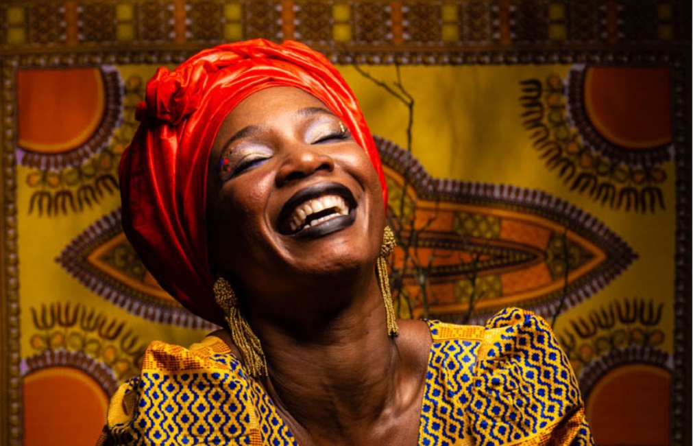 Fanta Konatê leva show, dança, percussão e culinária africana a Taubaté