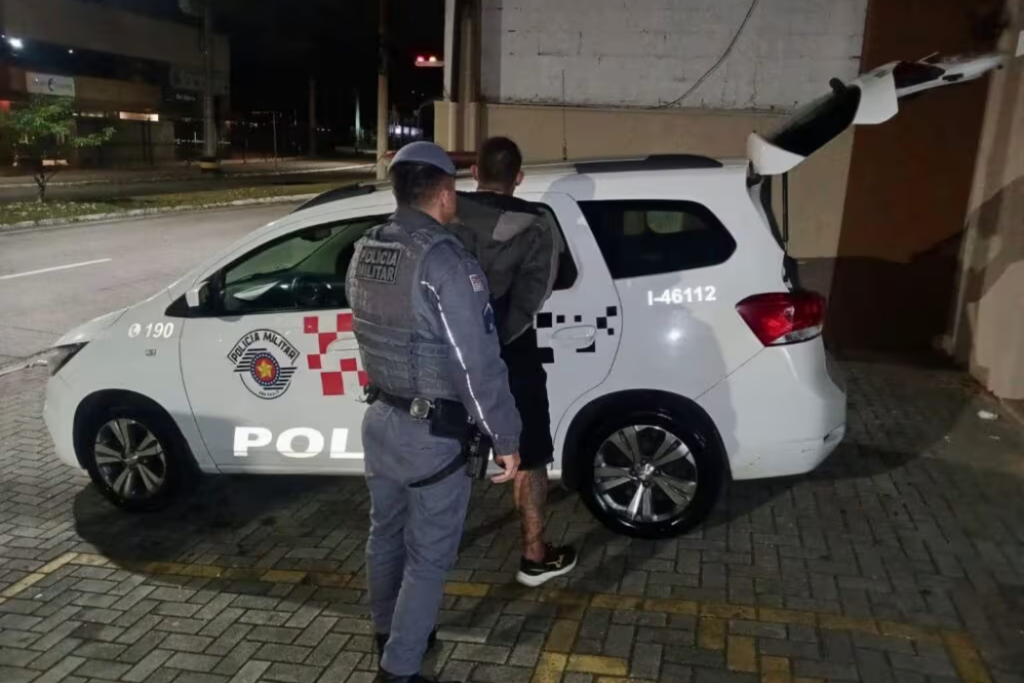 Homem procurado pela Justiça foi preso após ameaçar a própria mãe e sacar um facão contra policiais no bairro Santa Hermínia, em São José