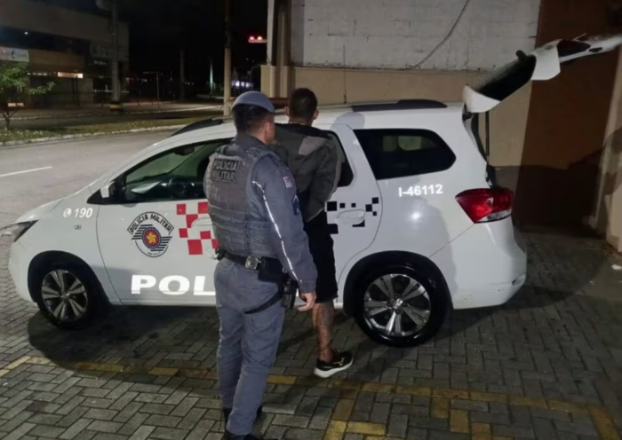 Homem procurado pela Justiça foi preso após ameaçar a própria mãe e sacar um facão contra policiais no bairro Santa Hermínia, em São José