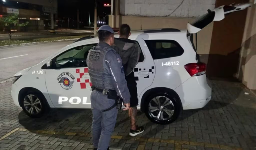 Homem procurado pela Justiça foi preso após ameaçar a própria mãe e sacar um facão contra policiais no bairro Santa Hermínia, em São José