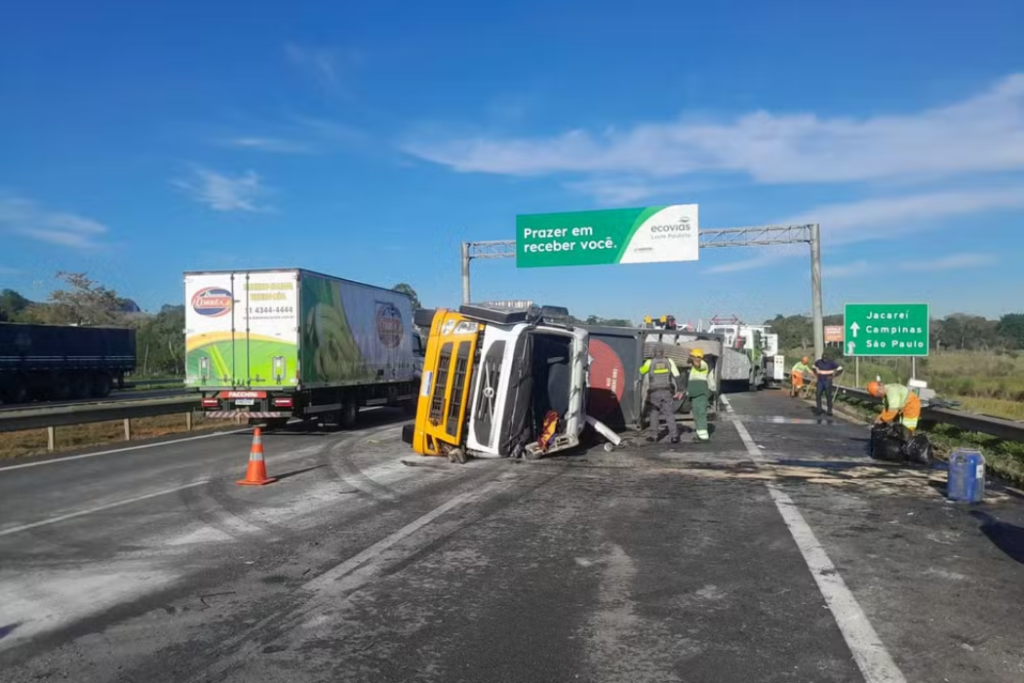 Carreta com 23 toneladas de sabão líquido tomba na rodovia Carvalho Pinto, em São José dos Campos, e causa interdição e lentidão no trânsito.