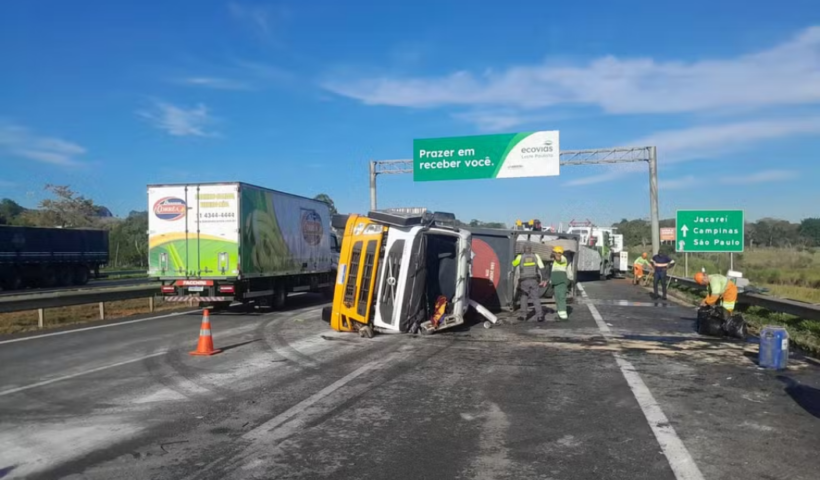 Carreta com 23 toneladas de sabão líquido tomba na rodovia Carvalho Pinto, em São José dos Campos, e causa interdição e lentidão no trânsito.