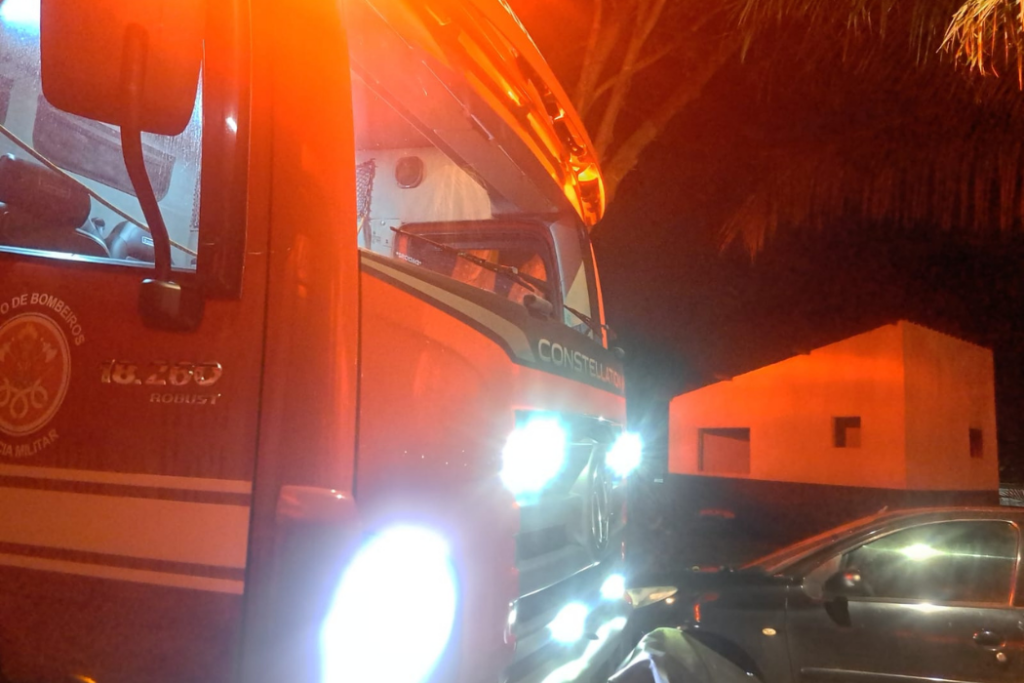 Incêndio atinge vestiário do campo de futebol Corinthinha, no bairro Indaiá, em Caraguatatuba. Bombeiros controlaram as chamas