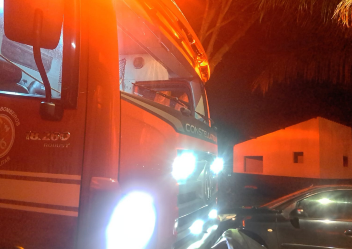 Incêndio atinge vestiário do campo de futebol Corinthinha, no bairro Indaiá, em Caraguatatuba. Bombeiros controlaram as chamas