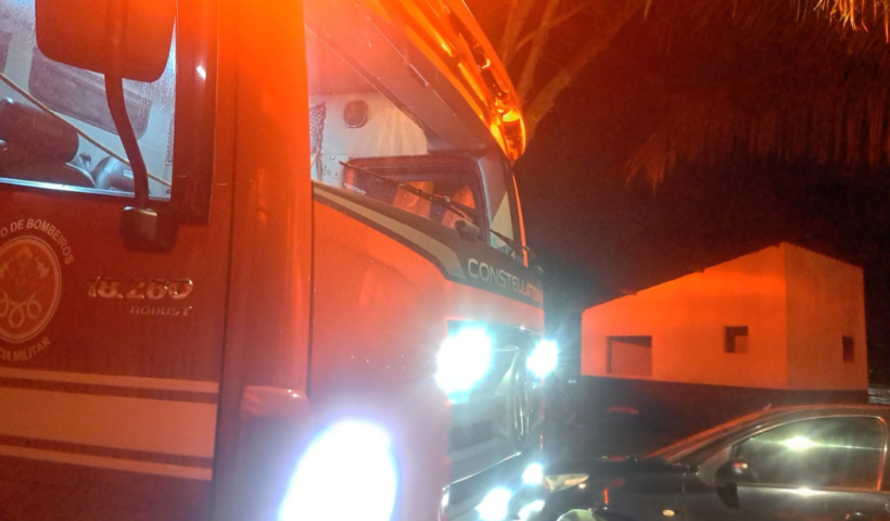 Incêndio atinge vestiário do campo de futebol Corinthinha, no bairro Indaiá, em Caraguatatuba. Bombeiros controlaram as chamas