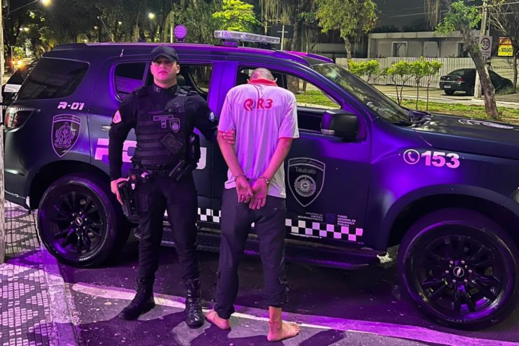 GCM prende homem em flagrante por tráfico de drogas no Jardim Ana Rosa, em Taubaté. Ação apreendeu crack, cocaína, maconha e dinheiro.