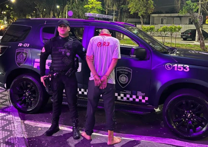 GCM prende homem em flagrante por tráfico de drogas no Jardim Ana Rosa, em Taubaté. Ação apreendeu crack, cocaína, maconha e dinheiro.