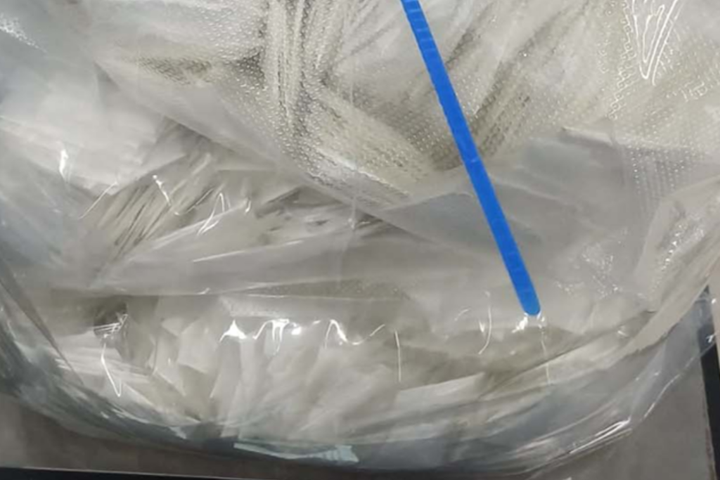 Homem é preso com 3 mil porções de cocaína na Rodovia Carvalho Pinto, em São José dos Campos, durante abordagem policial nesta quarta-feira (26).