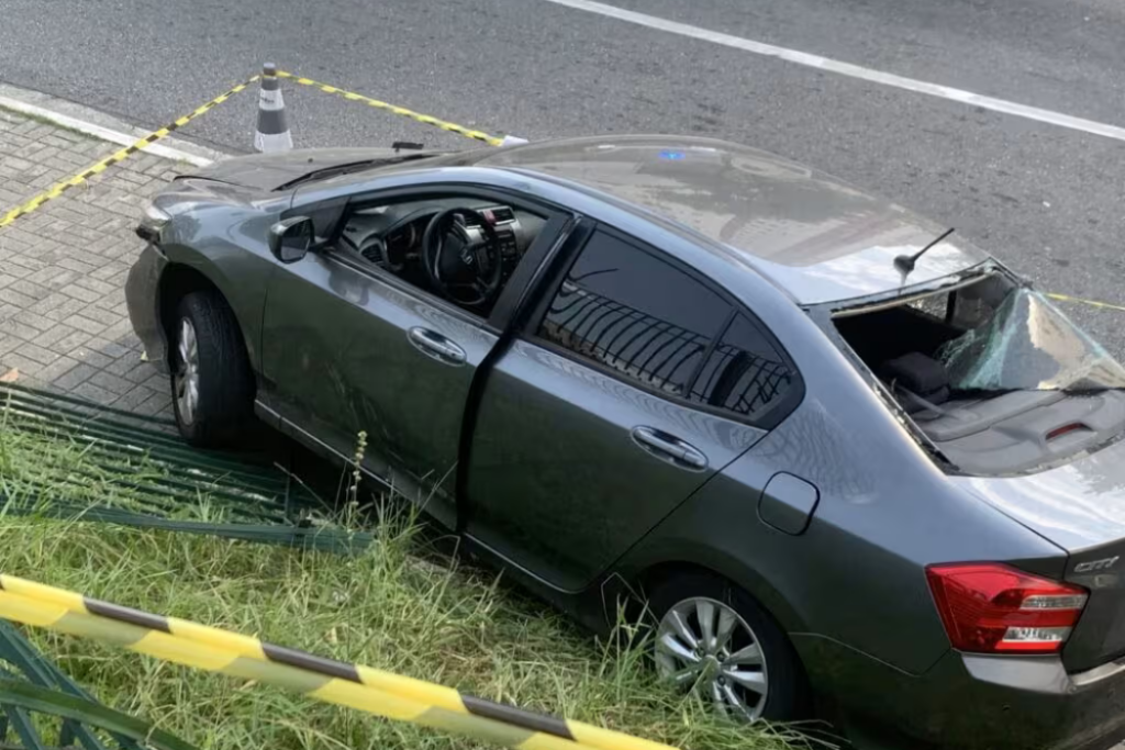 Idoso de 83 anos perde o controle do carro ao sair de estacionamento no Jardim Aquarius, em São José dos Campos, e fica ferido.