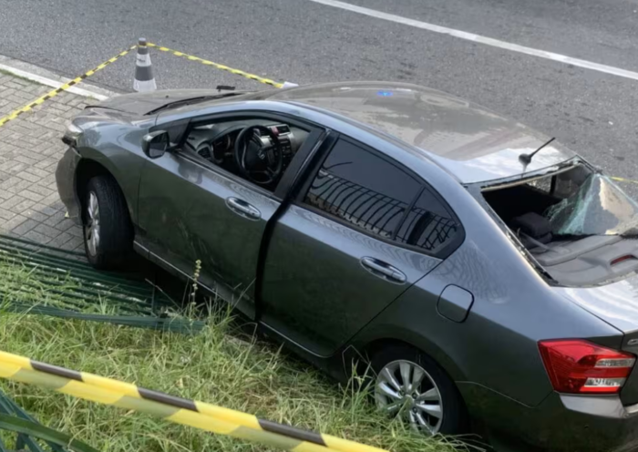 Idoso de 83 anos perde o controle do carro ao sair de estacionamento no Jardim Aquarius, em São José dos Campos, e fica ferido.