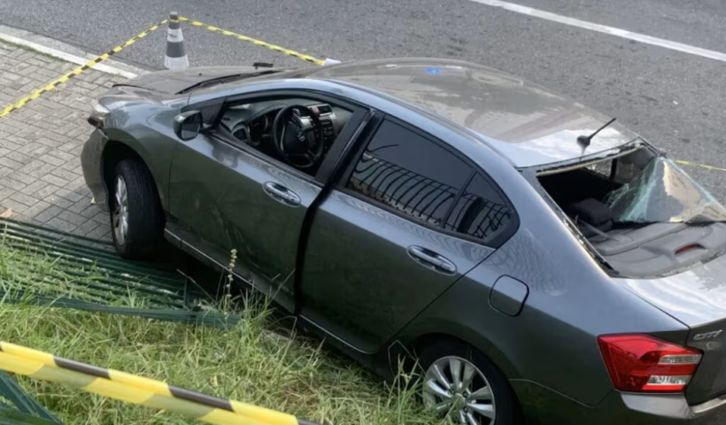 Idoso de 83 anos perde o controle do carro ao sair de estacionamento no Jardim Aquarius, em São José dos Campos, e fica ferido.